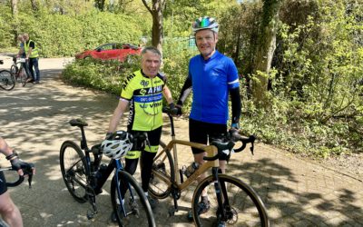 Hennie Kuiper classic op de Axalko houten frame fiets